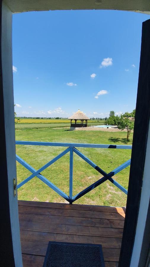 לינה וארוחת בוקר Tiszaszolos Tisza White House מראה חיצוני תמונה
