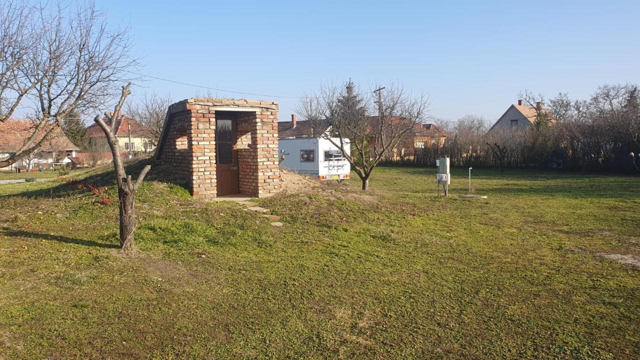 לינה וארוחת בוקר Tiszaszolos Tisza White House מראה חיצוני תמונה